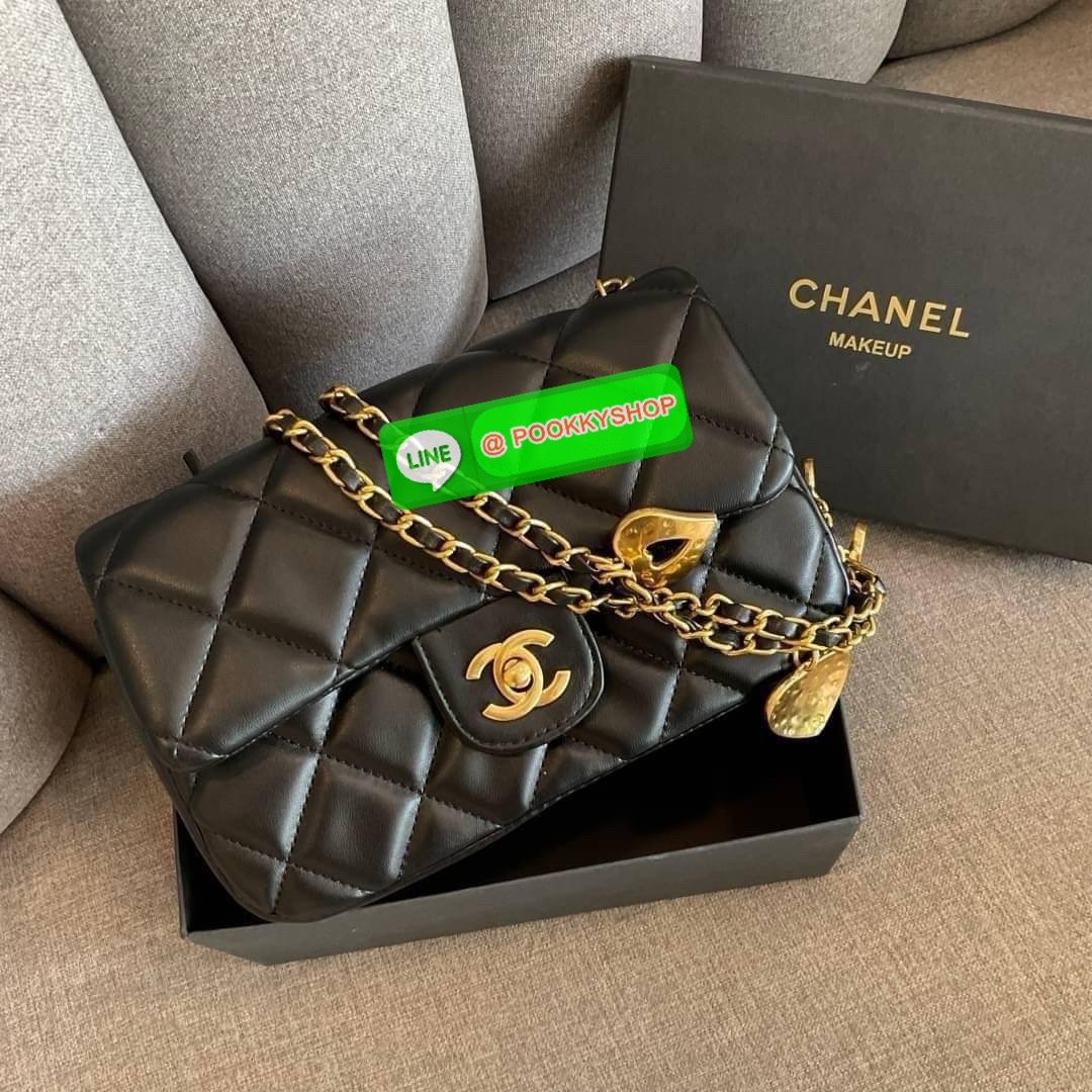 พร้อมส่งรุ่นขายดี !! กระเป๋างานกิฟท์ CHANEL VIP GIFT CROSSBODY BAG กระเป๋าทรงสะพายข้าง หนังพียูพรีเมี่ยม อะไหล่ทองวินเทจทั้งใบ ประดับโลโก้แบรนด์และตกแต่งด้วยกิมมิคใบไม้ เปิดปิดด้วยตัวหมุน ด้านในใส่กระเป๋าสตางค์ได้ถึงใบกลาง มือถือได้ทุกรุ่น พร้อมช่องซิปให้