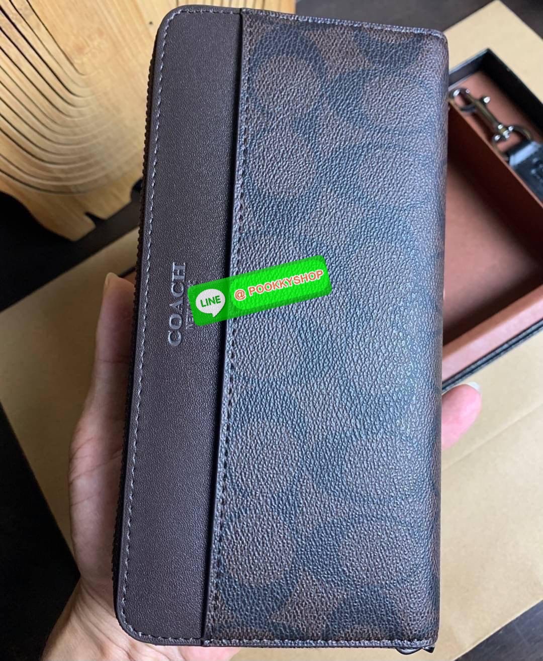 COACH ACCORDION ZIP WALLET IN SIGNATURE CANVAS กระเป๋าสตางค์ใบยาว ซิปรอบ ใช้งานง่าย ด้วยฟังค์ชั้น ด้านใน ใส่บัตรได้จุใจ มีช่องซิปใส่เหรียญตรงกลาง โดนใจหลายๆคนไปเรียบร้อยและคลาสสิค เรียบหรูดูแพงตลอดกาล ยกให้รุ่นนี้เลย