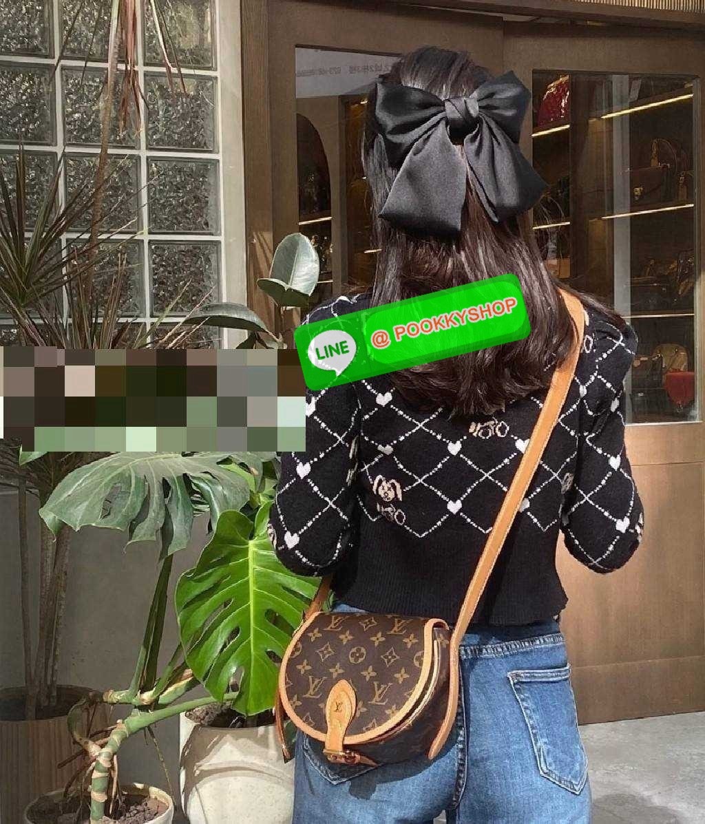 LV TAMBOURIN CROSSBODY BAG 🔆 Details รุ่นลิมิเต็ดหายาก กับกระเป๋าสะพายทรงสวย ดีไซน์คลาสสิค เปิด-ปิดด้วยกนะดุมแม่เหล็ก สายสะพายในตัว ปรับได้ หรือซ่อนสายและถือเป็น clutch ออกงานก็ได้ ดูแพงมากๆ ภายในเป็นช่องโล่ง ใส่ของจุกจิกได้ ของจำเป็นได้ โทรศัพท์ไ