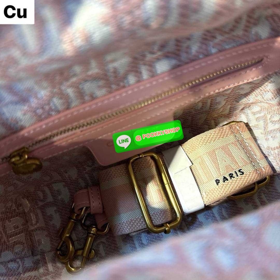 DIOR Lady Natural Wicker Bag กระเป๋าสะพายงานสาน พร้อมผ้าผูกด้านในสวยงามทรงเสน่ห์ จะถือหรือสะพายข้างด้วยสายสปอร์ตก็สวยเลิศ โดดเด่นกว่าใคร งานสวยเกินราคา คุ้มที่สุดในย่านนี้บอกเลย!!