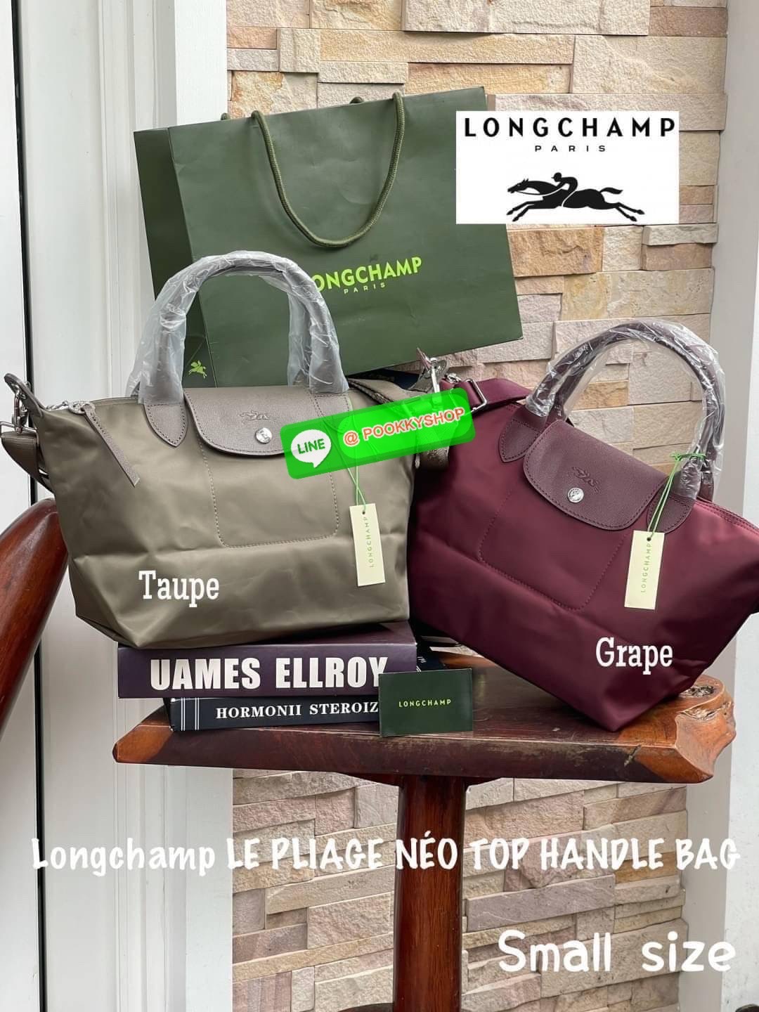 💕Longchamp LE PLIAGE NÉO TOP HANDLE BAG (small size) อีกหนึ่งรุ่นยอดนิยม ที่สาวๆ ต้องมีไว้เก็บไว้สักใบ กระเป๋าโท้ทใบนี้ มาพร้อมกับสีที่มีสไตล์เรียบง่าย มีสายสะพายยาวปรับสั้นยาวได้ช่วยให้คุณสามารถสะพายไหล่ได้อย่างสบาย ในตัวสายปักโลโก้อันเป็นสัญลักษ
