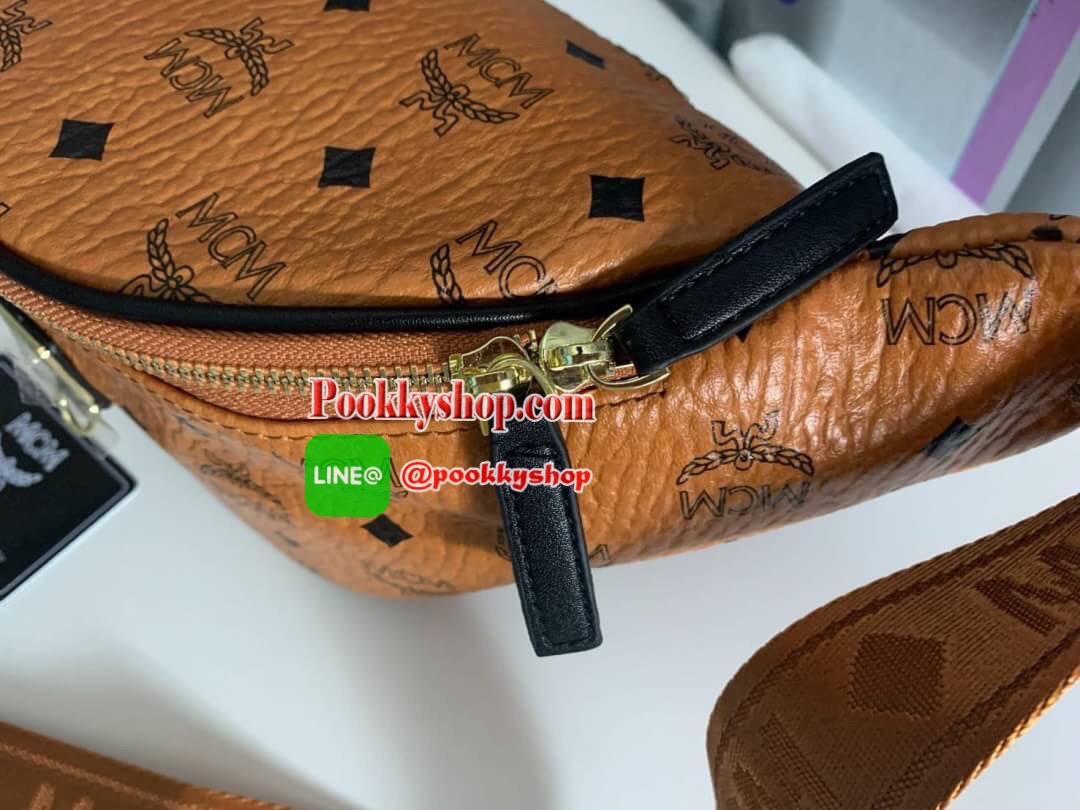 MCM Fursten ลาย Visetos กระเป๋าคาดอก/เอว ที่เข้ากับทุกไลฟ์สไตล์ จะคาดรอบเอวหรือพาดลำตัวก็ให้ลุคสตรีทแบบทันสมัย วัสดุหนังสังเคราะห์เคลือบผิวลาย Visetos หนังดีมากๆ ค่ะเปิด-ปิดด้วยซิป 2 ทาง ด้านหลังมีช่องซิปยาว 1 ซิป ด้านในโล่งกว้าง และมีช่องสำหรับเก็บของจุก