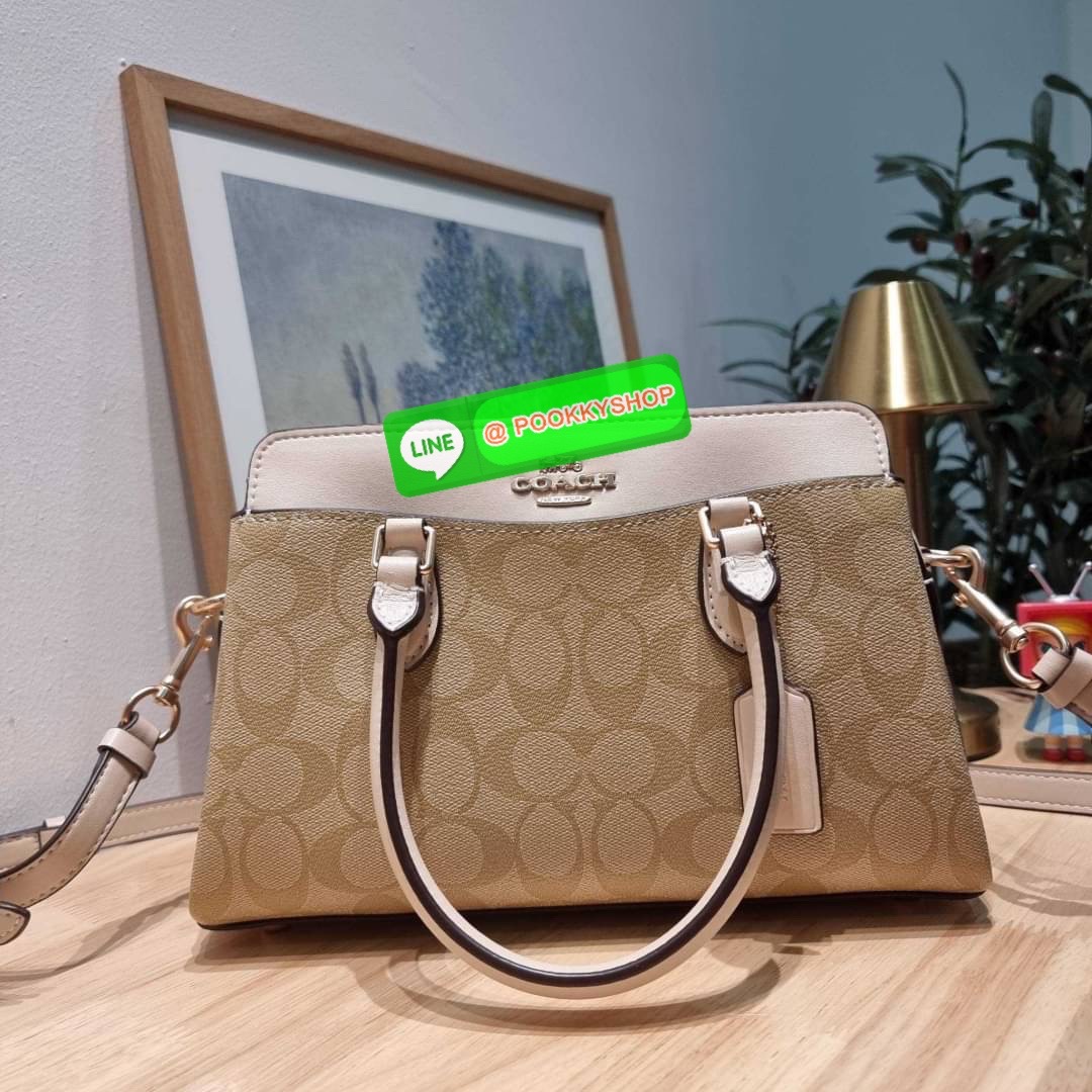COACH CH503 MINI DARCIE CARRYALL IN BLOCKED SIGNATURE CANVAS คอลเลคชั่นใหม่ กระเป๋าสะพายทรงถัง ไซส์มินิ ดีไซน์ออกมาดูหรูมาก วัสดุหนังแคนวาสเคลือบผิว สวย คลาสสิค มาพร้อมสายสะพายข้างและหูหิ้วในตัว ถอดออกถือคล้องแขนเก๋ๆ หรูๆยังได้ ภายในเป็นช่องโล่ง แบ่งสัดส่