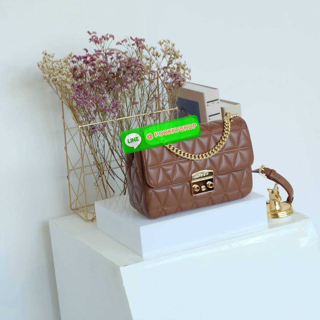 รุ่นขายดีเข้าเพิ่ม สำหรับ KEEP รุ่น ‘ Squash ‘ (( classic size 10” )) ตัวกระเป๋าหนังตัวใหม่ Microfiber ลายหนังสวยมากๆคะ การตัดเย็บประณีตทุกช่อง ทำลายออกมานิ่ม ตึง ตัดกับอะไหล่ทองยิ่งเพิ่มความ Classy ไปอีก