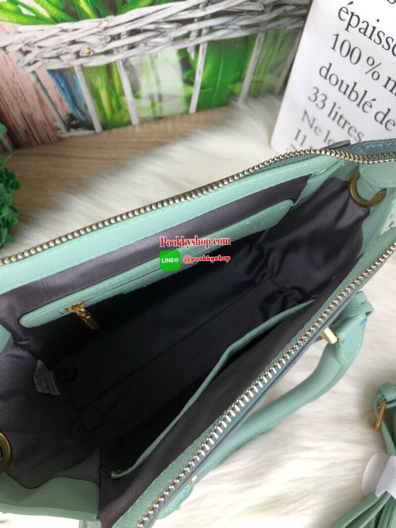 NEW!! รุ่นใหม่ชนช็อป CHARLES & KEITH TOP HANDLE TRAPEZE BAG กระเป๋าถือ/สะพายอยู่ทรง รุ่นนี้เล่นดีเทลตัวกระเป๋าสองสี มีปั๊มโลโก้แบรนด์ พร้อมพวงกุญแจหนัง รุ่นนี้มีหมุดรองฐาน 4 มุม เปิดปิดด้วยซิป จุของได้ดี๊ดี น้ำหนักเบา มาพร้อมสายสะพายยาวถอดและปรับสายได้เหม