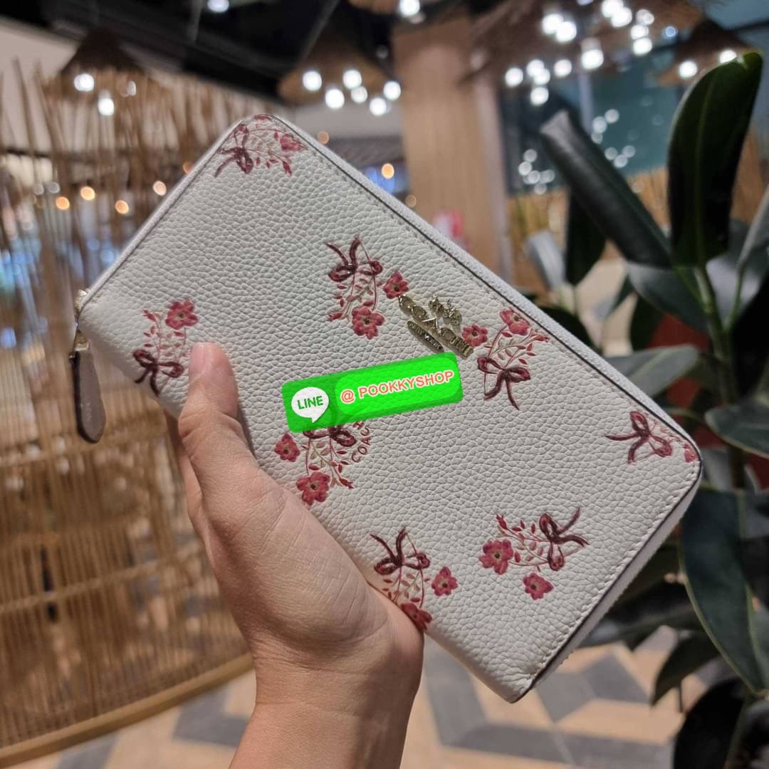 COACH 28444 ACCORDION ZIP WALLET WITH FLORAL BOW PRINT กระเป๋าสตางค์ใบยาว ลวดลายดอกไม้สุดฮิต คอลเลคชั่นที่ขายดีขายได้ตลอดกาล วัสดุหนัง pepble สวยคม เปิด-ปิดด้วยซิปรอบ รูดใช้งานง่าย ใส่มือถือได้ ใส่บัตร ใส่ธนบัตรได้สบายๆ สวยเกินราคาแบบนี้ สาวๆห้ามพลาดน้า!!