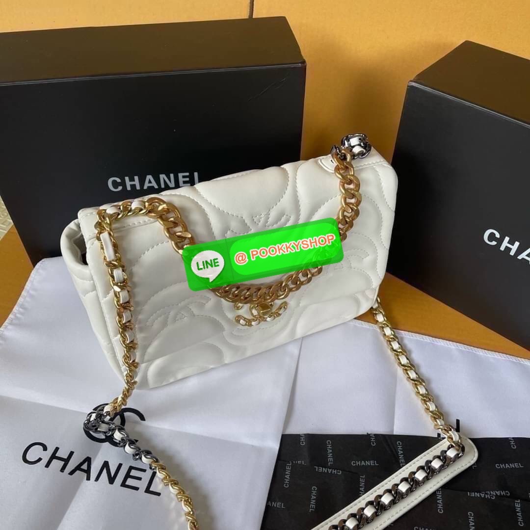 Chanel อเนกประสงค์ รุ่น Limited edition ลายวินเทจแบรนด์ หนังแกะ พร้อมสายยาวโซ่ต่อหนัง น้ำหนักเบา ภายใน มีช่องซิปเปิดปิดด้วยฝาปิดตัวล็อค มีช่องหลัง ใส่กระเป๋าสตางค์ใบยาวได้ค่ะ ตัวจริงสวยมากๆถูกใจรีบจองนะคะ ใส่มือถือได้ทุกรุ่น สะพายเป็นสายคู่ หรือ สะพายยาวไ