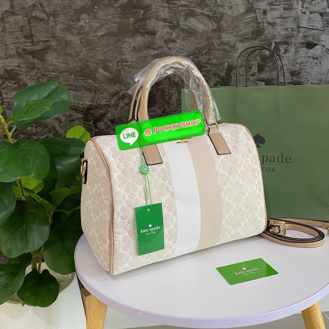 KATE SPADE NEW YORK SPADE FLOWER JACQUARD MANHATTAN DOCTORS BAG กระเป๋าถือหรือสะพายใบใหญ่ทรงหมอน โดดเด่นด้วยลวดลายเอกลักษณ์ทั้งใบ ด้านหน้าตกแต่งด้วยชื่อแบรนด์ เปิด-ปิดกระเป๋าด้วยซิปคู่ ด้านในโล่งกว้าง จุของได้เยอะมากค่ะ มีช่องซิปเล็กและช่องใส่ของจุกจิกค่ะ