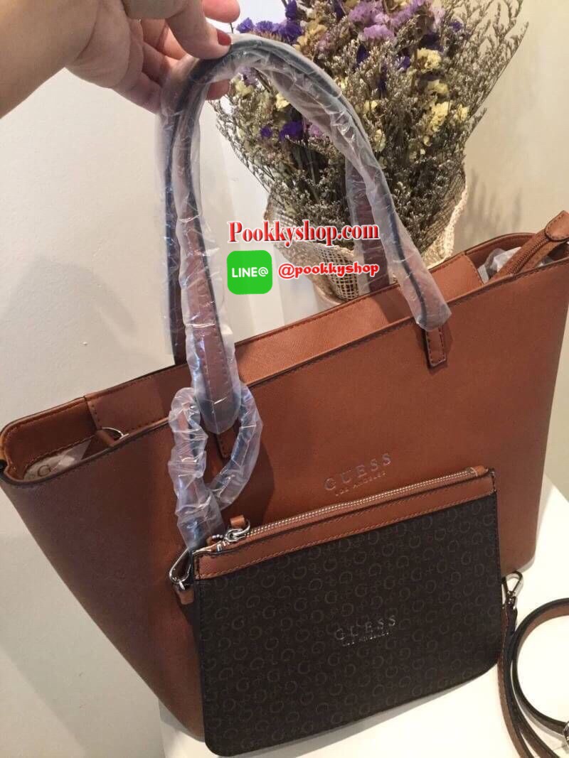 พร้อมถุงผ้าแบรนด์ GUESS BAG กระเป๋าสะพายทรง Tote จาก GUESS วัสดุหนัง Saffiano คุณภาพดี น้ำหนักเบา ด้านหน้าปั้มโลโก้แบรนด์สุดหรู รุ่นนี้มาพร้อมกระเป๋าใบเล็กสำหรับใส่ของ ถอดแยกใช้ได้ อะไหล่เงิน เปิดปิดกระเป๋าด้วยซิปสะดวกใช้ ด้านในโล่งกว้าง มีช่องเล็กสำหรับใ