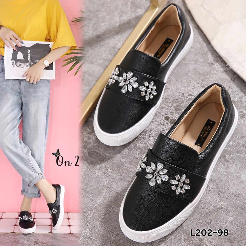 แบบใหม่ รองเท้าผ้าใบหนัง งานแฟชั่นสไตล์แบรนด์คู่นี้หนังนิ่มนะจ๊ะ ทรงสวยหน้าประดับคลิสตัลรูปดอกไม้ด้านในนิ่ม ใส่สบายพร้อมส่ง2สี