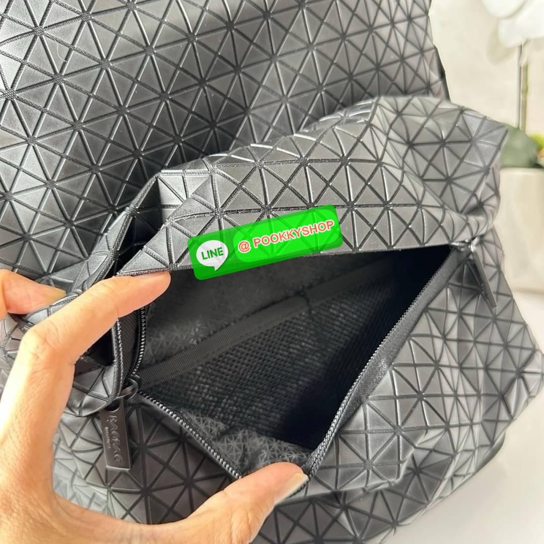 BAO BAO ISSEY MIYAKE KURO DAYPACK BACKPACK 🔖กระเป๋าเป้รุ่นฮอตทรงเรขาคณิตที่สุดในญี่ปุ่น KURO ภาษาญี่ปุ่นคือมาความเก๋ไก๋ เป็นกระเป๋าเป้ที่น้ำหนักแต่สามารถรับน้ำหนักได้ดี 🔖วัสดุ โพลียูรีเทน(Polyurethane) น้ำหนักเบา มีความแข็งแรง 🔖เปิ