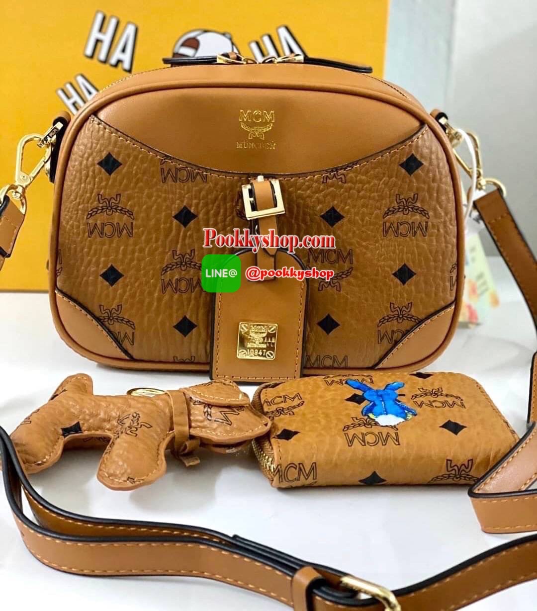 New !! MCM crossbody with box กระเป๋าสะพาย วัสดุหนังแกะแท้ ลายแบรนด์ทั้งใบ ภายในสามารถใส่มือถือได้ทุกรุ่น มีช่องเล็กให้ใส่ของจุกจิกด้านใน มาพร้อมสายสะพายถอดออกได้ ปรับระดับได้ค่ะ เป็นอีกรุ่นที่น่าใช้มากๆเลยทีเดียว ได้ไปรับรองไม่ผิดหวังเลยจร้า สินค้าพร้อมส