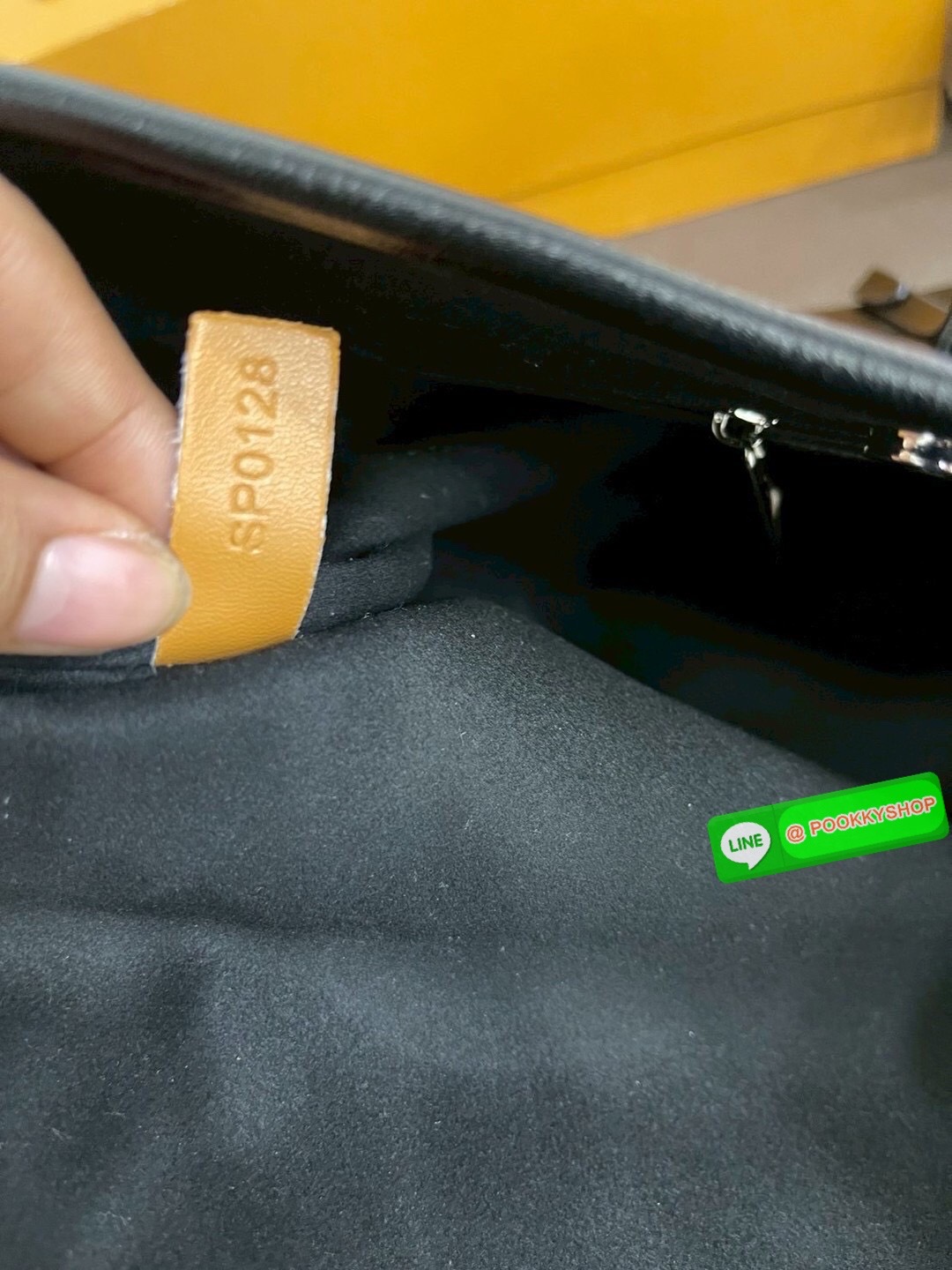 🕊️ พร้อมส่ง | LV CarryAll Vibe MM ใหม่ล่าสุด กระเป๋าสะพายทรงโท้ทใบใหญ่ สวยหรูดีไซน์เรียบง่ายคลาสสิค ดูผู้ดี มาพร้อมใบลูกลายโมโนแกรมสุดไอคอนิก รูปทรงสวยตลอดกาล ใช้ได้กับทุกลุค ทุกโอกาส ภายในโล่งกว้างมาก ใส่ของสำคัญได้ครบแน่นอนจ้า