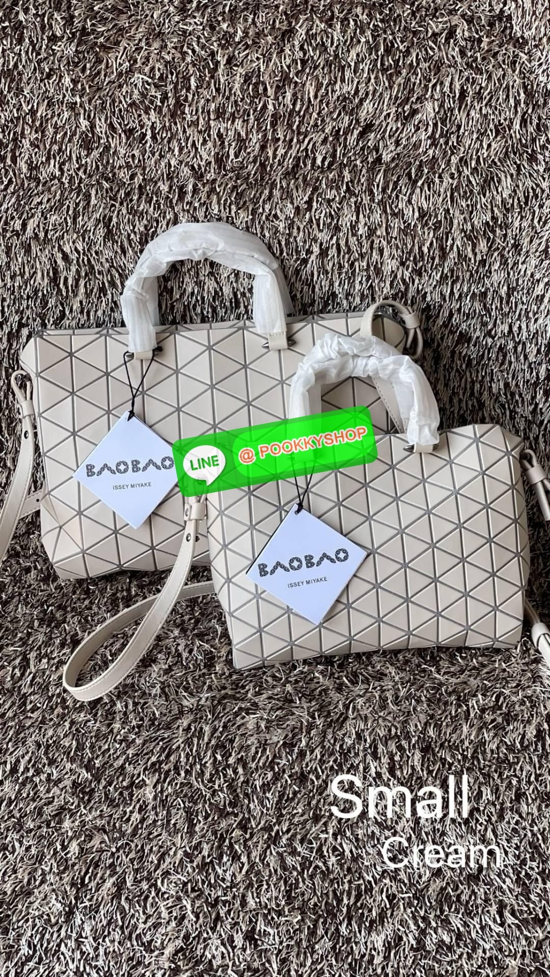 *Small BAO BAO ISSEY MIYAKE TONNEAU เป็น ซีรีย์ที่มีเอกลักษณ์เฉพาะตัว ด้วยแผ่นสามเหลี่ยมที่มีสัญลักษณ์เท่ากันทุกด้าน และยังผสมผสานงานดีไซน์ อันสง่างามเท่ากับฟังก์ชั่น การใช้งานสุดพิเศษ โดยมีจุดเด่นที่ซิปด้านบน สำหรับเปิดปิดและมีสายสะพายไหล่ ที่สามารถถอดออ