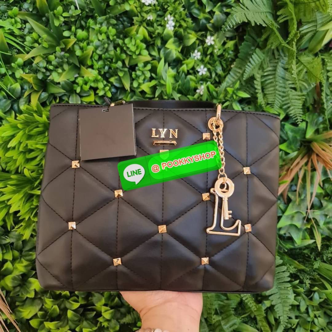 Lyn ถือได้/สะพายได้ รุ่นนี้สวยปิ๊ง ครบเครื่องเรื่องสัมภาระ ด้านหน้าหนังลายตารางแต่งหมุด มีพวงกุญแจแบรนด์ห้อยเก๋ๆ มาด้วย ใส่ของได้ถึง 3ช่อง มีช่องซิปกลาง ใส่ของได้เยอะมากๆ ค่ะ รุ่นนี้แนะนำเลย