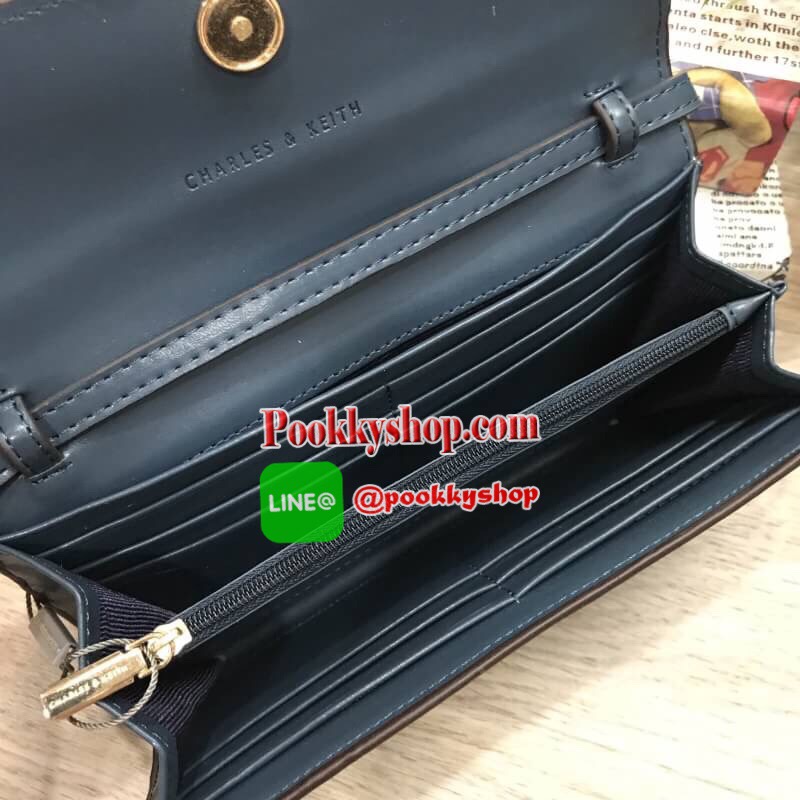 Don't Miss! CHARLES&KEITH WALLET กระเป๋าคลัชรุ่นใหม่ล่าสุดแบบชนช็อปเปิดปิดด้วยฝาปิดกำมะหยี่กระดุมแม่เหล็กประดับพู่หนังดูมีดีเทล ด้านหน้ามีโลโก้แบรนด์ ภายในมีทั้งช่องซิปและช่องใส่บัตรหลายช่องสามารถใส่ธนบัตร มือถือ เหรียญและบัตรได้เยอะ ด้านหลังมีอีก1ช่