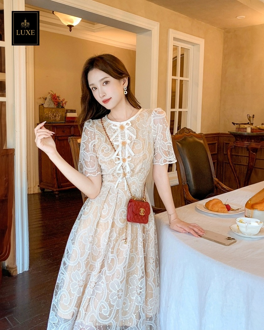 เดรสแฟชั่น เดรสเสื้อคอกลมแขนสั้น กระโปรงจับจีบทรงเอ เสื้อแต่งด้วยริบบิ้นและดอกไม้ลูกปัดสีทอง