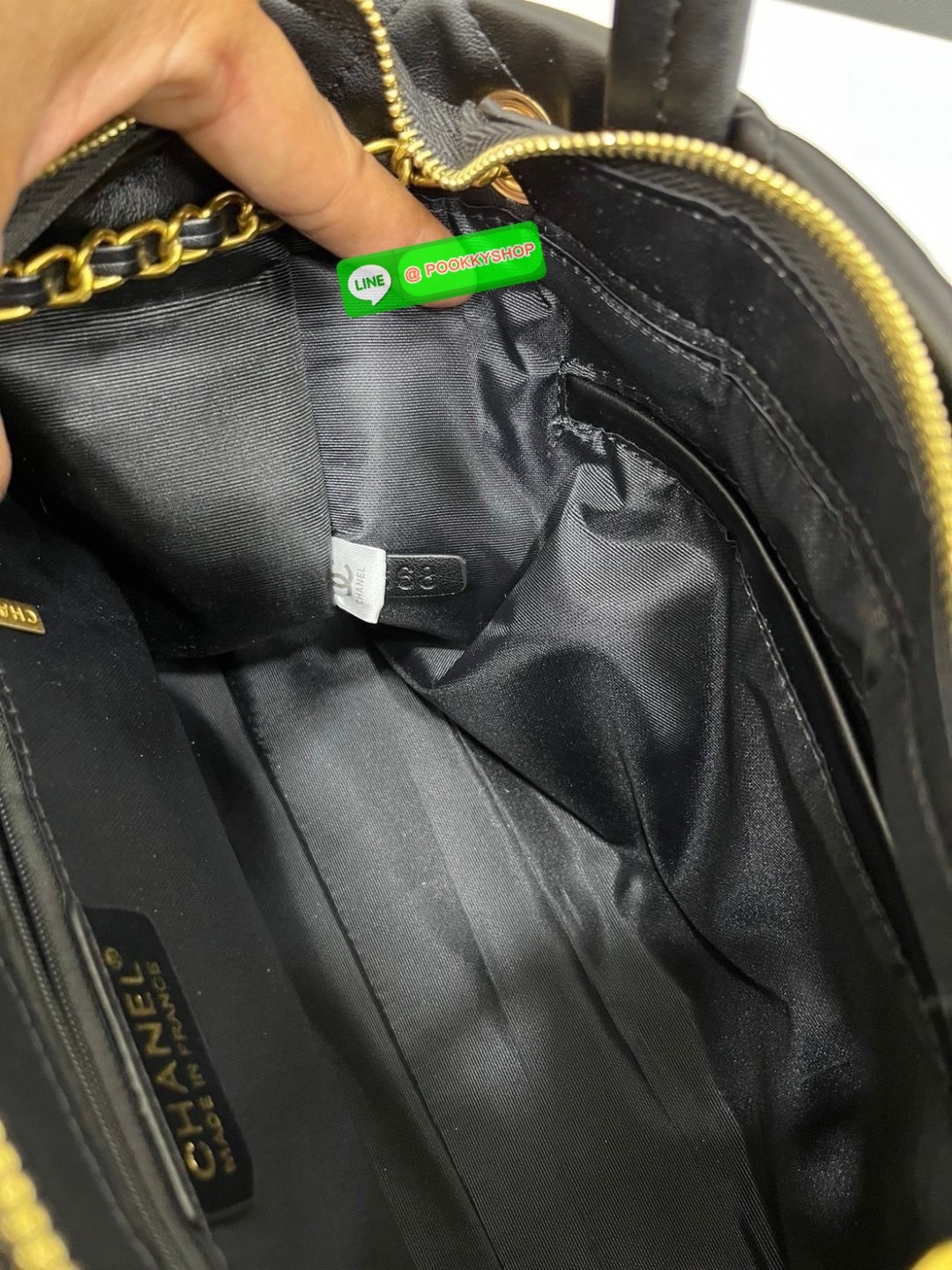 CHANEL SHOPPING BAG กระเป๋าหนังแกะสังเคระห์อย่างดี ใบใหญ่ หนังนุ่มมากๆ ลายนวม หนังมีความลื่นเงาค่ะ โดดเด่นด้วยโลโก้แบรนด์และสายสะพายไหล่ใช้โลหะอย่างดีแถมสวยและหรูมากๆเลย ภายในกระเป๋ากว้างใส่สัมภาระได้เยอะหายห่วงเลยค่ะ