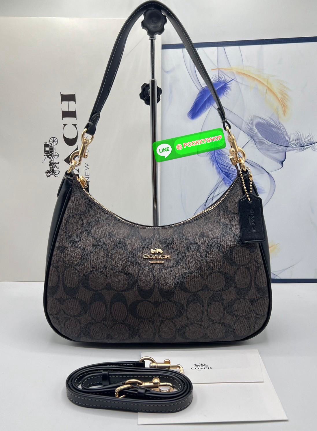 Coach Teri Hobo In Signature Canvas กระเป๋าคล้องไหล่และสะพายข้าง วัสดุแคนวาส+หนังแท้ เปิด-ปิดกระเป๋าแบบซิป ภายในโล่ง มีช่องซิป1ช่อง ช่องใส่ของจุกจิกอีก1ช่อง ด้านหลังมีช่องซิป1ช่อง มีสาย2เส้น สำหรับคล้องไหล่และสะพายข้าง