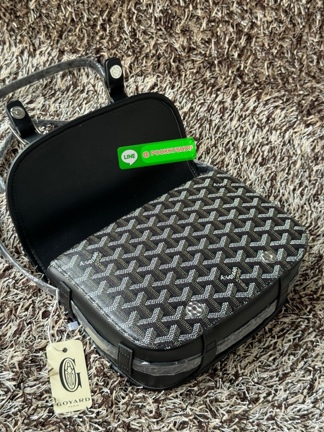 Goyard Belvedere Messenger ถูกออกแบบให้มีน้ำหนักเบาเพื่อความคล่องตัวสามารถใส่สิ่งของ ได้อย่างสบายและถือได้ว่าเหมาะอย่างยิ่ง สำหรับการใส่หลากหลายโอกาสด้วยสายสะพายแบบสะพายข้าง และฝาปิดกระเป๋าทั้งสองฝั่งที่แน่นหนา และยังมีการเพิ่มลูกเล่นด้วย ช่องใส่ของทางด้า