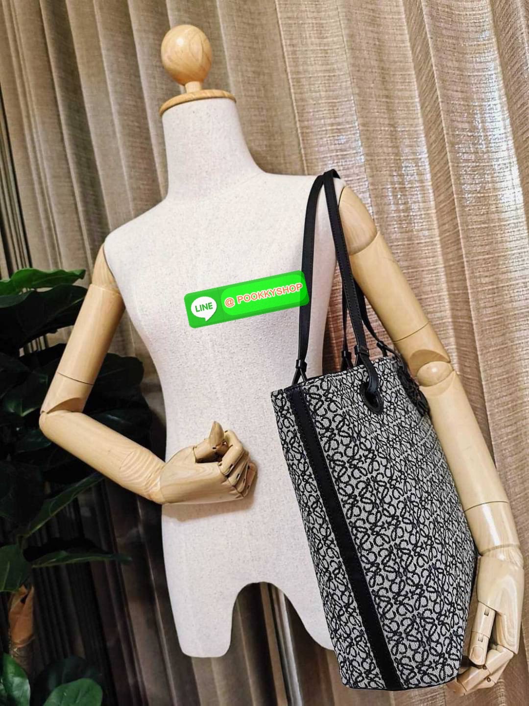 ✴️NEW ARRIVAL!✴️LOEWE ANAGRAM TOTE BAG VIP GIFT WITH PURCHASE GWP พรีเมี่ยมกิ๊ฟ Limited จาก LOEWE PERFUME DUTYFREE ไอเท็มใหม่! ดีไซน์สวยคงเอกลักษณ์ด้วยวัสดุ Anagram Canvas Jacquard Fabric ผสมผสานหนังแท้ Calfskin ลงตัวสุดคลาสสิค ขนาดกำลังดี น