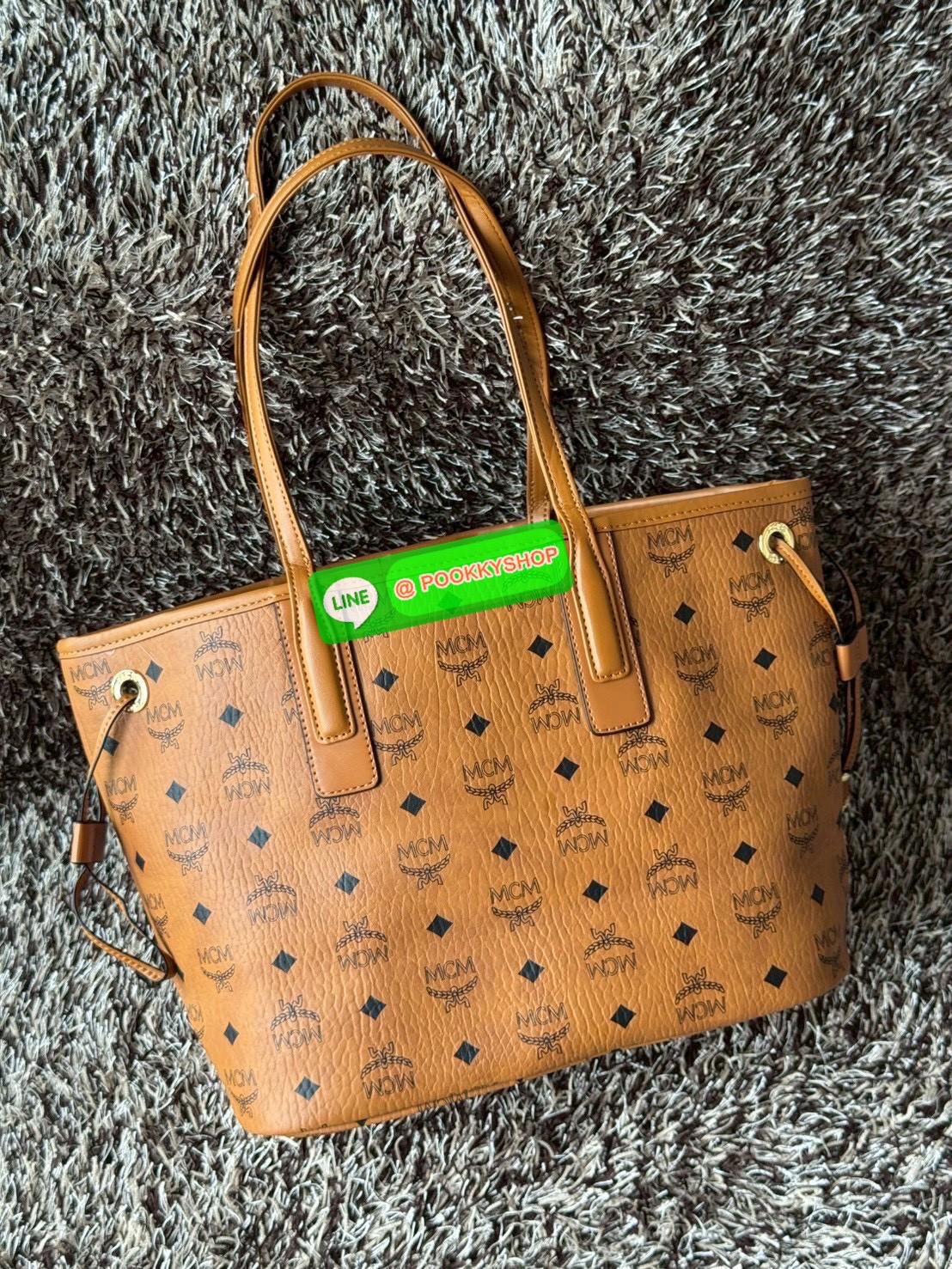 Mcm Liz Reversible Shopper in Visetos ขึ้นชื่อว่าเป็นกระเป๋าช็อปเปอร์ แน่นอนว่า จะต้องเหมาะสำหรับสาว ๆ ที่ชอบพกสัมภาระเยอะ ซึ่งรุ่นนี้ไม่ใช่แค่เพียงให้พื้นที่จุของกว้างขวางเท่านั้น แต่ยังออกแบบดีไซน์และรูปทรงให้มีความยืดหยุ่น มีหูรูดด้านข้างที่สามารถปรับร