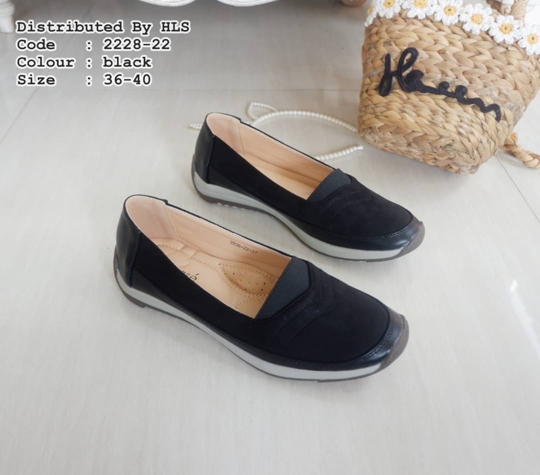 รองเท้าหนังคัชชูทรงBoy พื้นยางอย่างดีกันลื่นแน่นอนคะ หนังบนสักกะหลาดนิ่มๆ ด้านหน้าขอบยืดใส่ง่าย เก๋ๆ ใส่สบายมากๆคะ ใส่ชิวๆ น่ารักคะ