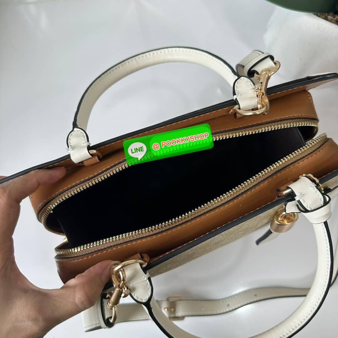 COACH ZOE CARRYALL IN SIGNATURE CANVAS (F87665) 🔖กระเป๋าถือหรือสะพาย ผู้ดีคุณนาย 🔖วัสดุหนังแคนวาส ตัดขอบหนังแท้ 🔖🔖เปิด-ปิดด้วยซิปคู่ ตกแต่งด้วยตัวล็อคแม่กุญแจห้อยด้านหน้า ด้านในเป็นช่องกว้างใส่ของได้เยอะ 🔖สายสะพายยา