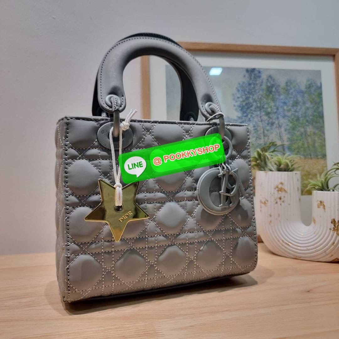 NEW ARRIVAL!! CD LADY ULTRAMATTE BAG กระเป๋าสะพายข้างพรีเมี่ยมกิ๊ฟสุดฮอต ดีไซน์เรียบง่าย แต่แฝงไปด้วยความหรูหรา ทรงกล่องคลาสสิค โดดเด่นด้วยพวงกุญแจอะไหล่สีเดียวกับตัวกระเป๋า วัสดุหนังแท้ผิวแมทท์ ลายเส้นซ้อนทับสวยงาม มีรูปแบบ หูจับในตัวและสายครอสบอดี้สุดเล