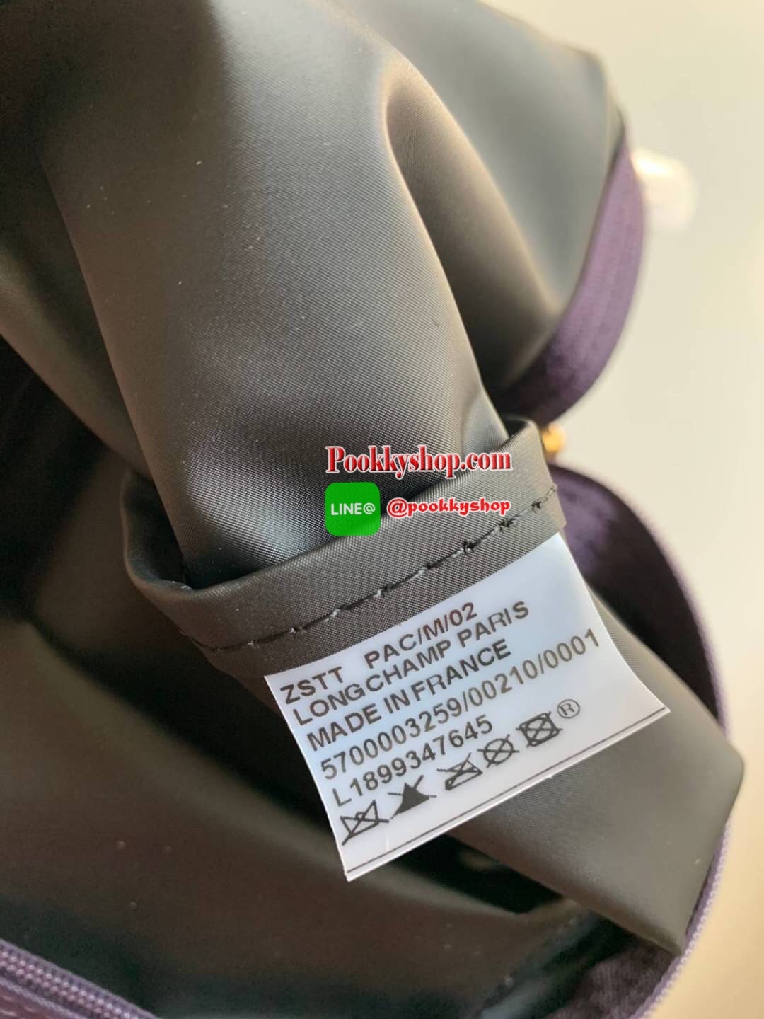 Longchamp Made In France Le Pliage Eiffel Tower Limited Edition Tote Bag สุดลิมิเตทกับlongchamp ที่ ออกมาเฉพาะซีซั่น พิมพ์ลายหอไอเฟล สามาถพับเก็บได้ ตรงตามชื่อทรง (คำว่า Le Pliage เป็นภาษาฝรั่งเศส แปลว่าการพับ) ส่วนฝาปิดและหูจับเป็นหนังที่ทำให้กระเป๋าดูไม