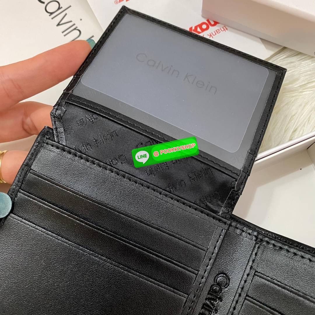 Calvin Klein Bifold Leather Short Wallet กระเป๋าสตางค์ใบสั้น และ ที่ใส่บัตรย่อยแบบเป็นสัดส่วน หนังดี นุ่มมือ รูปลักษณ์เรียบหรูแต่เท่ห์ตามแบบฉบับของแบรนด์Set นี้มาเท่าไรก็หมดคะ รีบจับจองนะคะ มาพร้อมถุงกระดาษแบรนด์และกล่องจ้า สุดคุ้มมอบให้เป็นของขวัญหรือใช้