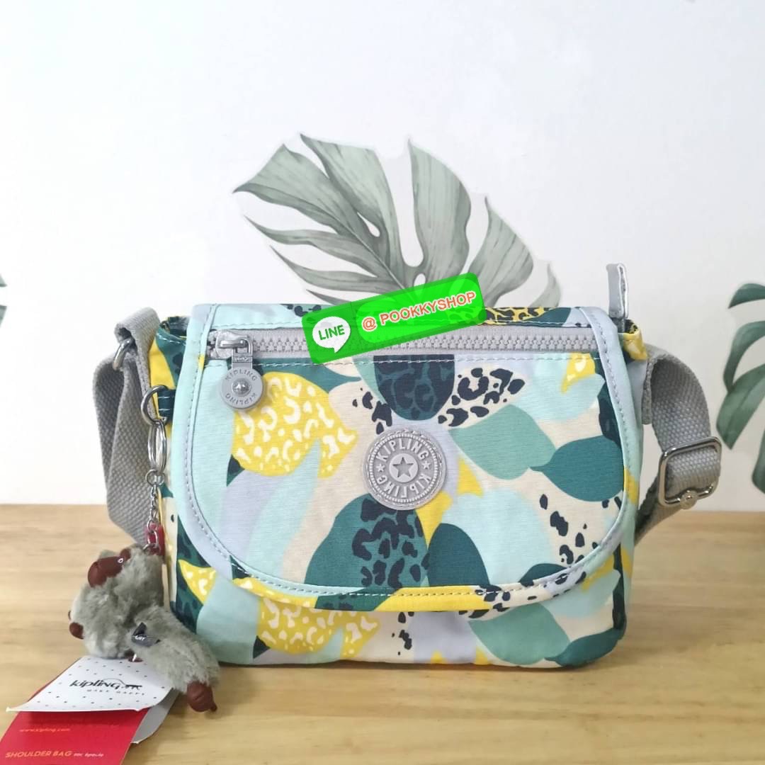KIPLING SABIAN CROSSBODY MINI BAG กระเป๋าสะพายข้าง วัสดุ Nylon & Polyester 100% ขนาดเล็กกำลังน่ารัก เปิด-ปิดด้วยฝาปิดกระดุมแม่เหล็กและซิปแบรนด์ ด้านในทีแท็กแบรนด์