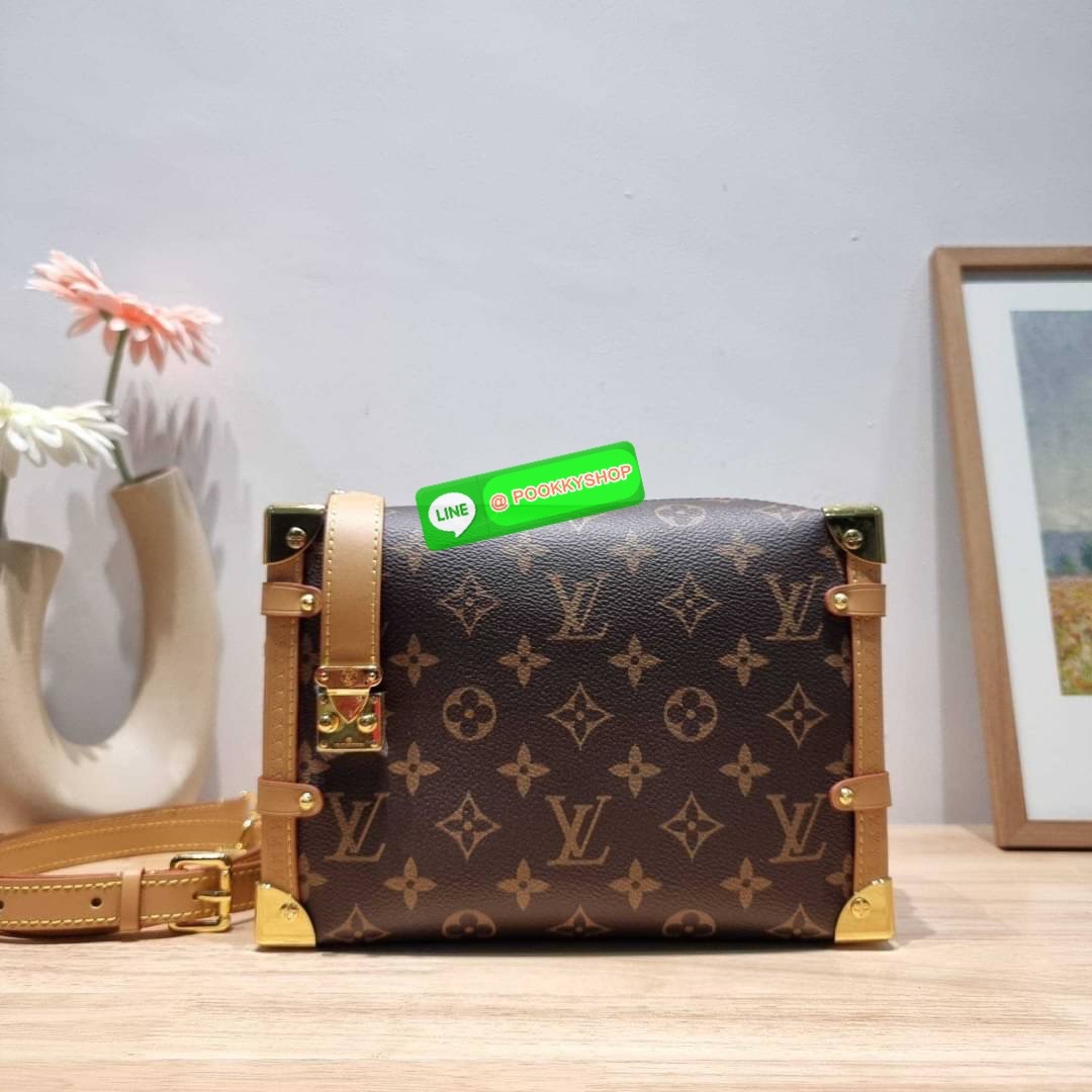 LV SIDE TRUNK สุดยอดกระเป๋าไอคอนนิค ทรงสวย ใหม่ล่าสุดจากเคาน์เตอร์ dutyfree สวยมีเสน่ห์ รูปทรงกล่อง โดดเด่นด้วยหมุดเข้ามุม ซิปเปิด-ปิดล็อคได้ วัสดุหนังแคนวาส ภายในเป็นช่องโล่ง มีสายสะพายมาให้ถึง 2 เส้น คล้องแขน คล้องไหล่เก๋ๆ หรือสะพายข้างชิคๆ พร้อมตอบรับไ