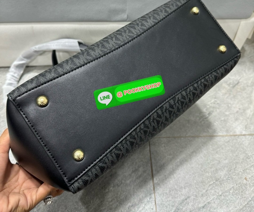 MICHAEL KORS TOTE BAG กระเป๋าสะพายไหล่ทรง Tote ใบใหญ่กำลังดีหนัง Saffiano สวยหรูอยู่ทรง ด้านหน้าประดับโลโก้สีทองสวย พร้อมอะไหล่ห้อยแบรนด์ ภายในมี 2 ช่องหลัก 1 ช่องซิปกลาง และช่องเล็ก ใส่ของจุกจิก และสายห้อยกุญแจ กว้างและจุ ใส่ ipad เอกสาร A4 กระเป๋าสตางค์
