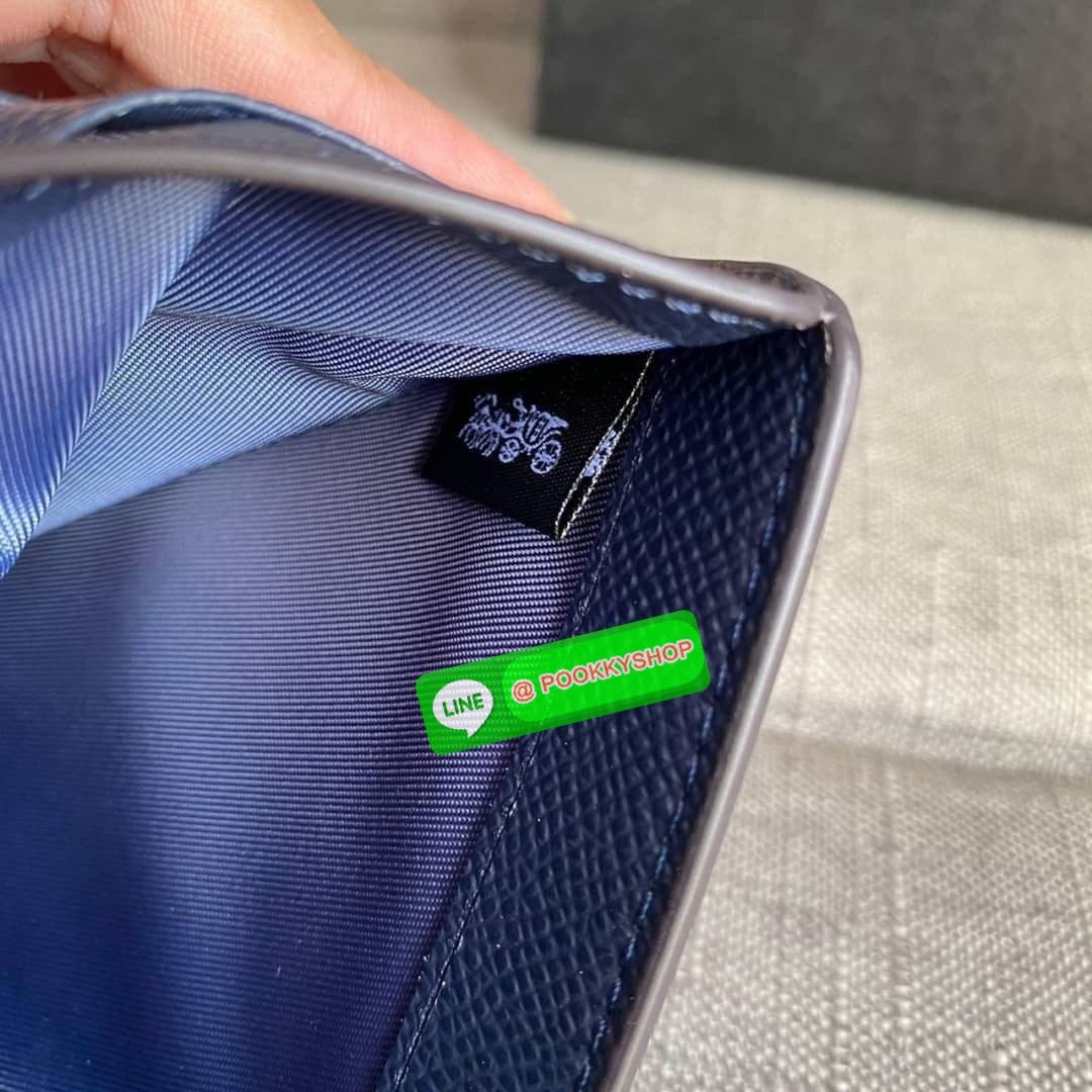 COACH 6390 MEDIUM CORNER ZIP WALLET กระเป๋าสตางค์ใบกลาง สีพื้นเรียบหรู วัสดุcrossgrain ภายในมีช่องใส่บัตรและธนบัตรได้ทุกชนิด มีช่องซิปใส่เหรียญ ขนาดกะทัดรัดพกพาง่าย คนชอบจัดระเบียบกระเป๋าสตางค์แนะนำเลยจ้า