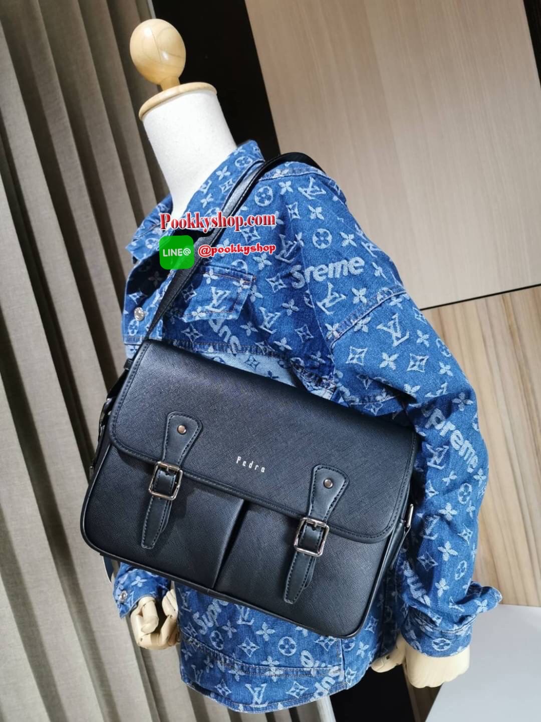 NEW ARRIVAL! PEDRO SAFFIANO MESSENGER BAG รุ่นใหม่ชนช็อปจาก Pedro แบรนด์ดังการันตรีคุณภาพด้วยเครือ Charles&Keith วัสดุหนัง Saffiano สวยหรูอยู่ทรงแข็งแรงไม่ย้วยเปิดปิดด้วยฝาปิดกระดุมแม่เหล็กพร้อมซิปด้านในสะดวกใช้ ด้านหน้าและด้านหลังยังมีช่องใส่ของ ขนาดกำลั