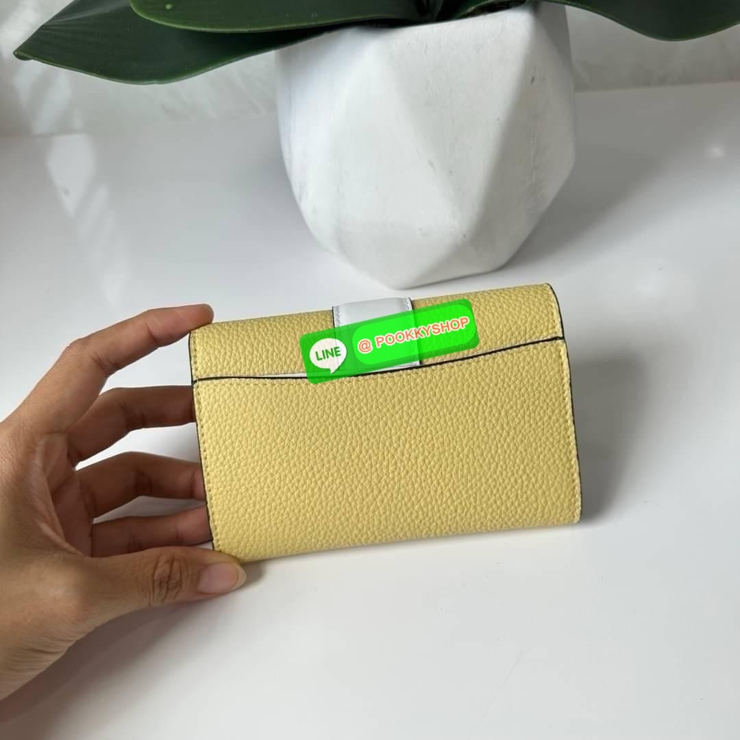 Coach Medium Grace Wallet (Cl421) 🔖กระเป๋าสุดหรูใบกลาง ขนาดกำลังดีกระทัดรัด 🔖วัสดุ : pebble leather 🔖ภายในมีช่องใบบัตรเครดิต 6 ช่อง มีช่องใส่เหรียญแยก สามารถใส่ธนบัตรแบงค์พันได้คะ