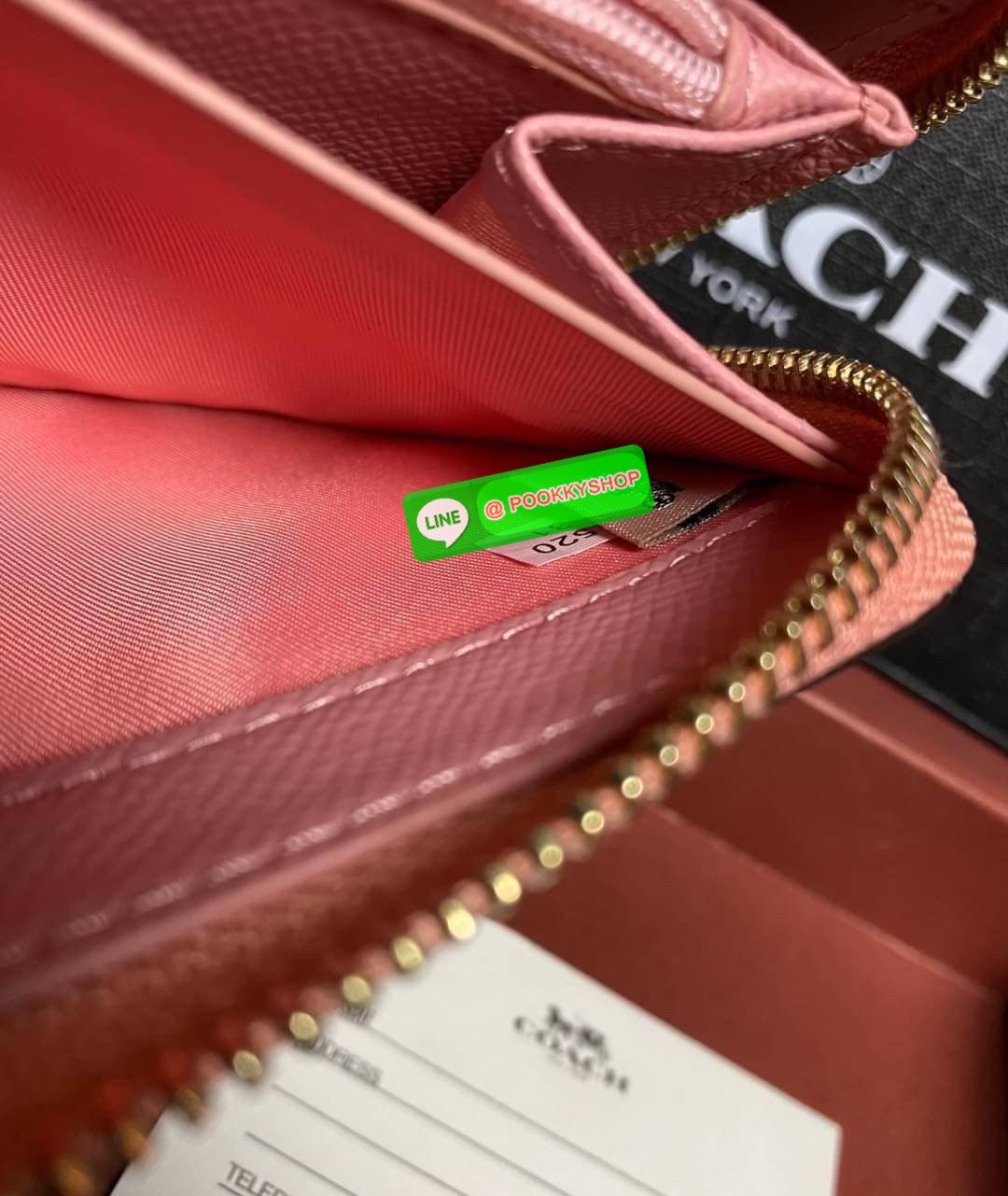 พร้อมส่ง 📌อุปกรณ์มาพร้อมกล่อง/แคร์การ์ด/ถุงกระดาษ/พวงกุญแจ COACH ACCORDION ZIP WALLET IN SIGNATURE CANVAS กระเป๋าสตางค์ใบยาว ซิปรอบ ใช้งานง่าย ด้วยฟังค์ชั้น ด้านใน ใส่บัตรได้จุใจ มีช่องซิปใส่เหรียญตรงกลาง โดนใจหลายๆคนไปเรียบร้อยและคลาสสิค เรียบหรู