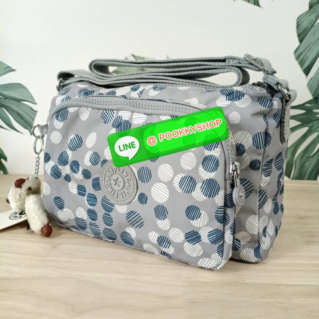 KIPLING RETH CROSSBODY BAG วัสดุ Nylon+polyester กระเป๋าสะพายข้างหรือ สะพาย Crossbody ได้ เปิด-ปิด ด้วยซิปปั๊มแบรนด์ที่หางซิป พร้อมช่องช่องหน้าแยกใส่ของใช้เล็กๆ น้อยๆ ได้ ช่องหลัก 2 ช่อง ด้านในโล่งกว้าง สามารถจุสัมภาระได้เยอะ มีช่องซิปด้านในและสายคล้องพวง