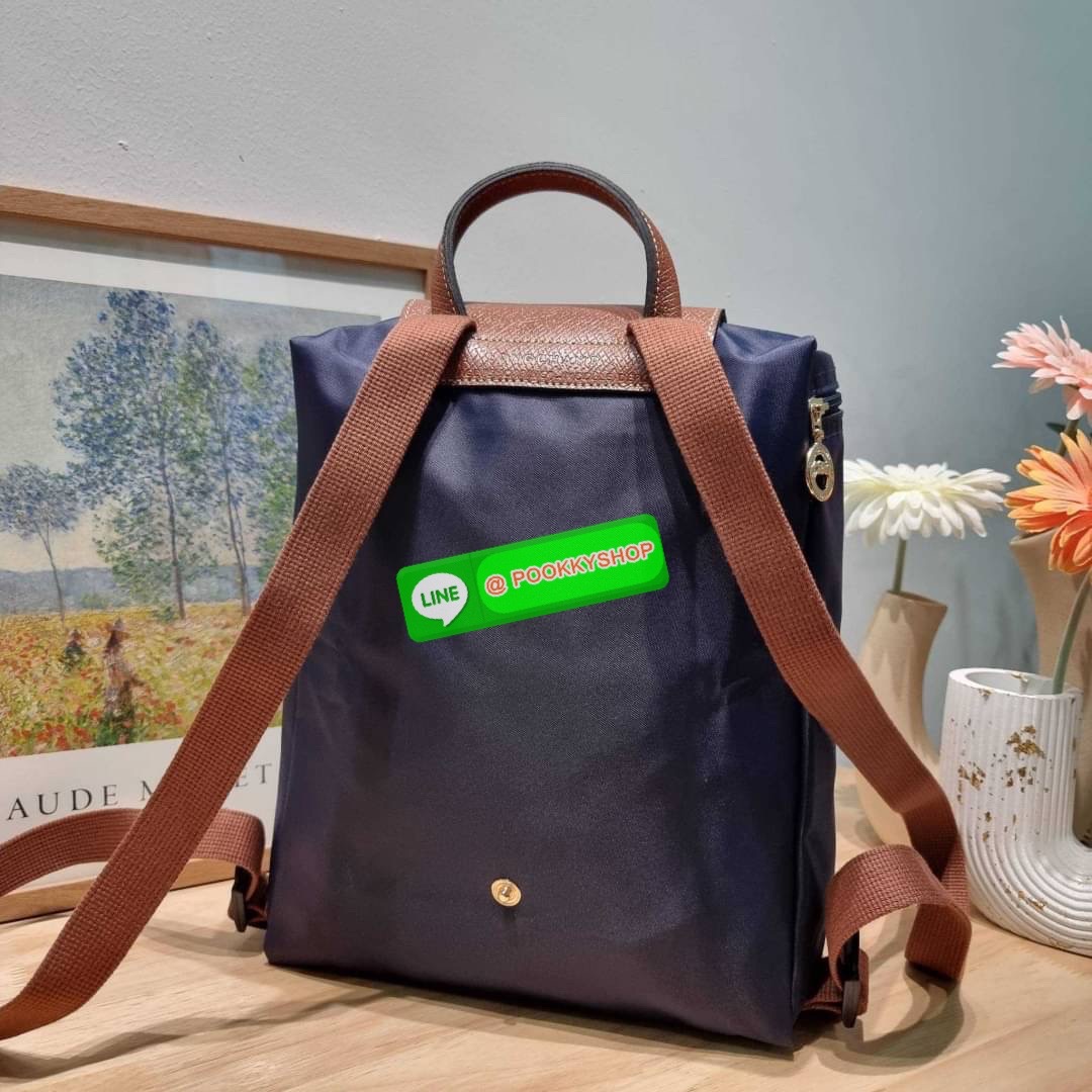 Longchamp le pliage original backpack 🔆 Details สวยคลาสสิคต้องไม่พลาด กับกระเป๋าสะพายทรงเป้ ขนาดกำลังดี น้ำหนักเบา ดีไซน์เรียบง่าย แต่ดูแพง ปากกระเป๋าออกแบบให้มีฝาปิดและซิปแน่นหนา สายสะพายสามารถปรับใช้ตามชอบ ภายในโล่งกว้าง จุของได้สบายๆ พกพาไปไหนก