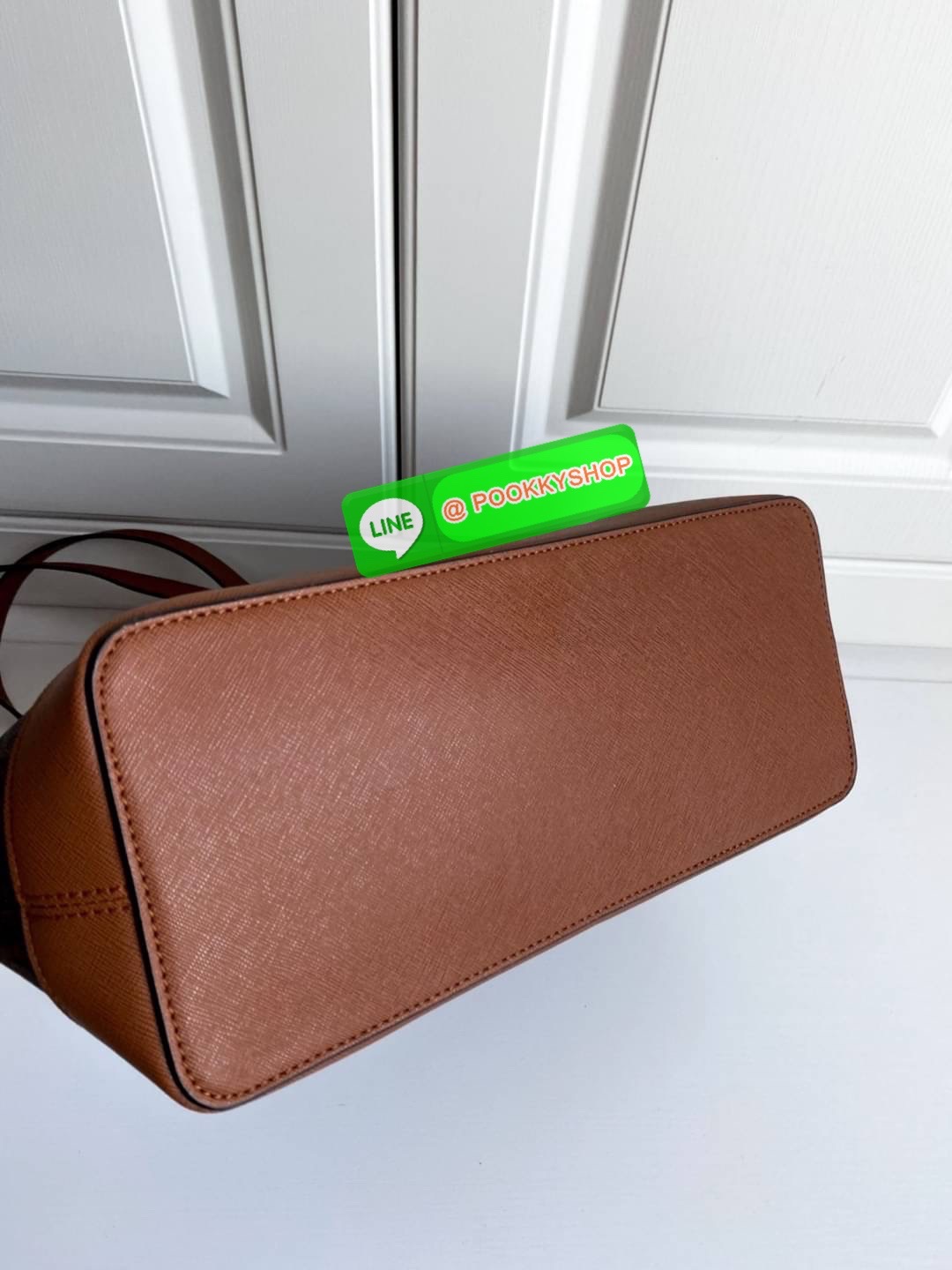 NEW ARRIVALS !! MICHEAL KORS TOTE BAG ของแท้ กระเป๋าสะพายทรง SHOPPING BAG หนัง PVC สวยหรูอยู่ทรง ด้านหน้าประดับโลโก้สีทองสวยหรูพร้อมห้อยพวงกุญแจ MK ภายในปิดเปิดด้วยซิปยาว มีช่องซิปและช่องเล็ก ซับในอย่างดีสกรีน กว้างและจุของได้เยอะมากค่ะ ใส่ ipad กระเป๋าสต