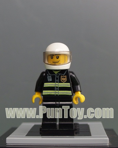 cty166: พนักงานดับเพลิง หมวกกันน็อคขาว มีเคราเล็กน้อย ยิ้มมุมปาก