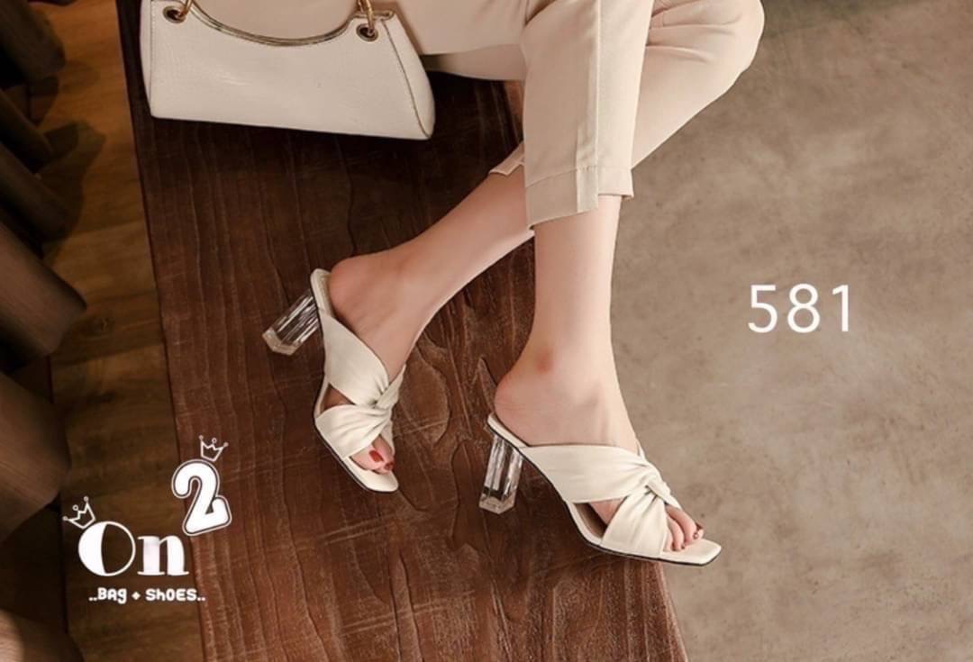 รองเท้าส้นสูง ส้นแก้วดีไซน์หน้าไขว้หนังนิ่มพื้นช่วงหน้าหัวตัดใส่แล้วช่วยให้เท้าดูขาวเรียวสวย มา 2 สีค่ะ