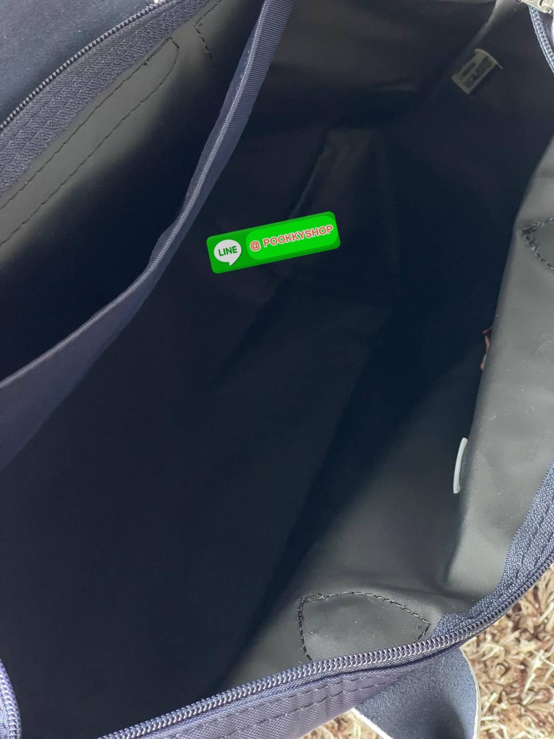 💕LONGCHAMP LE PLIAGE TRES PARIS SHOULDER BAG กระเป๋าโท้ทใบนี้ดึงดูดใจคุณด้วยรูปทรงมินิมอลและปริมาตรที่เพียงพอซึ่งสามารถเก็บเอกสารหรือแล็ปท็อปทั้งหมดของคุณได้อย่างง่ายดาย สายคล้องไหล่มีความยาวช่วยให้คุณสะพายได้อย่างสบาย ขณะที่การปิดด้วยซิปช่วยให้มั