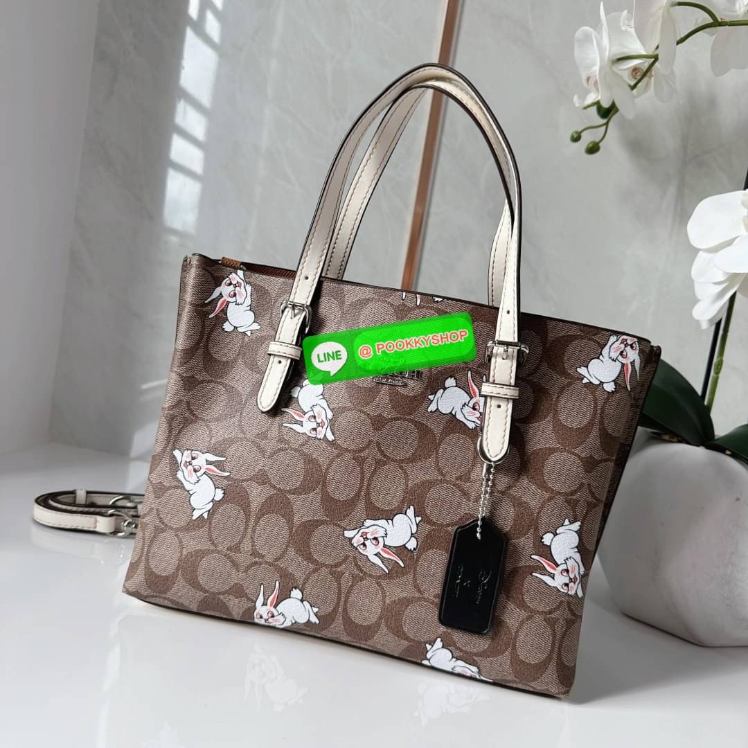 Coach Mollie Tote 25 In Signature Chambray Crossbody Sling Top Handle Bag Collection Rabbit Printed Style (CG302) กระเป๋าทรงTOTE เสริมลุคโดดเด่นต้อนรับปีกระต่าย ตกแต่งลายรูปกระต่ายน่ารัก วัสดุหนังแคนวาสเคลือบลาย ภายในโล่งกว้าง มีช่องซิปตรงกลางใส่ของได้ ขน