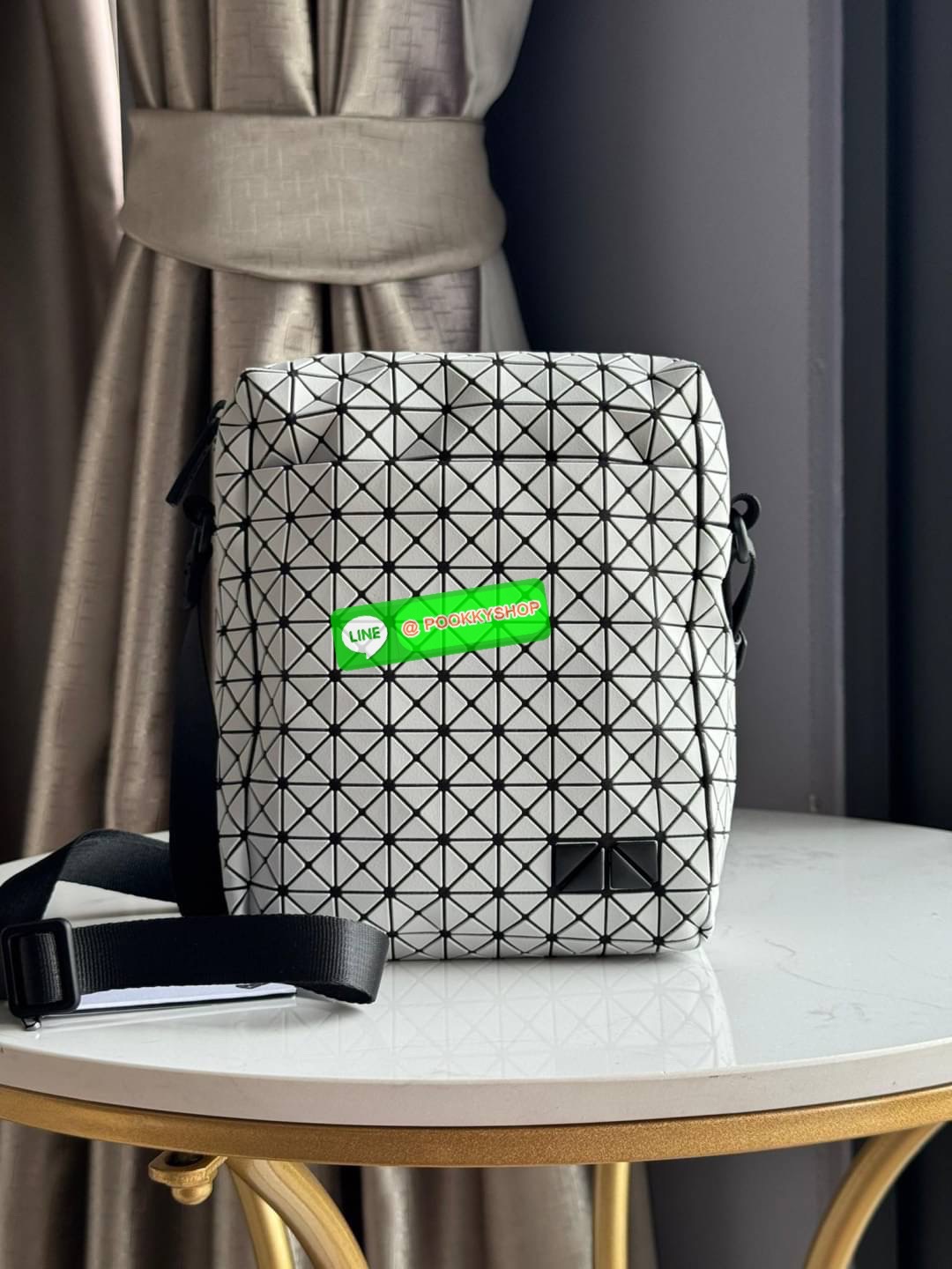 Bao bao issey miyake VOYAGER Shoulder Bag กระเป๋าสะพายข้างใบนี้มีสายสะพายปรับระดับได้ มีซิปเปิดปิดด้านบน และช่องแบบเปิดด้านใน ช่องกระเป๋าด้านนอกปิดด้วยปุ่มแม่เหล็ก มีขนาดที่สะดวกสำหรับเก็บสิ่งของจำเป็นทั้งหมดของคุณ VOYAGER คือเพื่อนร่วมเดินทางที่สมบูรณ์แบ