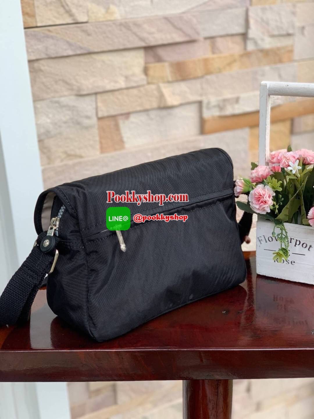 Kipling Cayleen Shoulder CrossbodyBag กระเป๋าสะพายที่สะพายได้ทั้งสายคู่และสายเดี่ยว เปืดปืดด้วยกระดุมแม่เหล็ก และซิปภายใน วัสดุpolymide100% น้ำหนักเบา สามารถใส่มินิไอแพค กระเป๋าสตางค์ยาวได้ ขนาดกลาง มีช่องซิปใช้งานทั้งภายในและภายนอก มีช่องใส่ของจุกจิก สะด