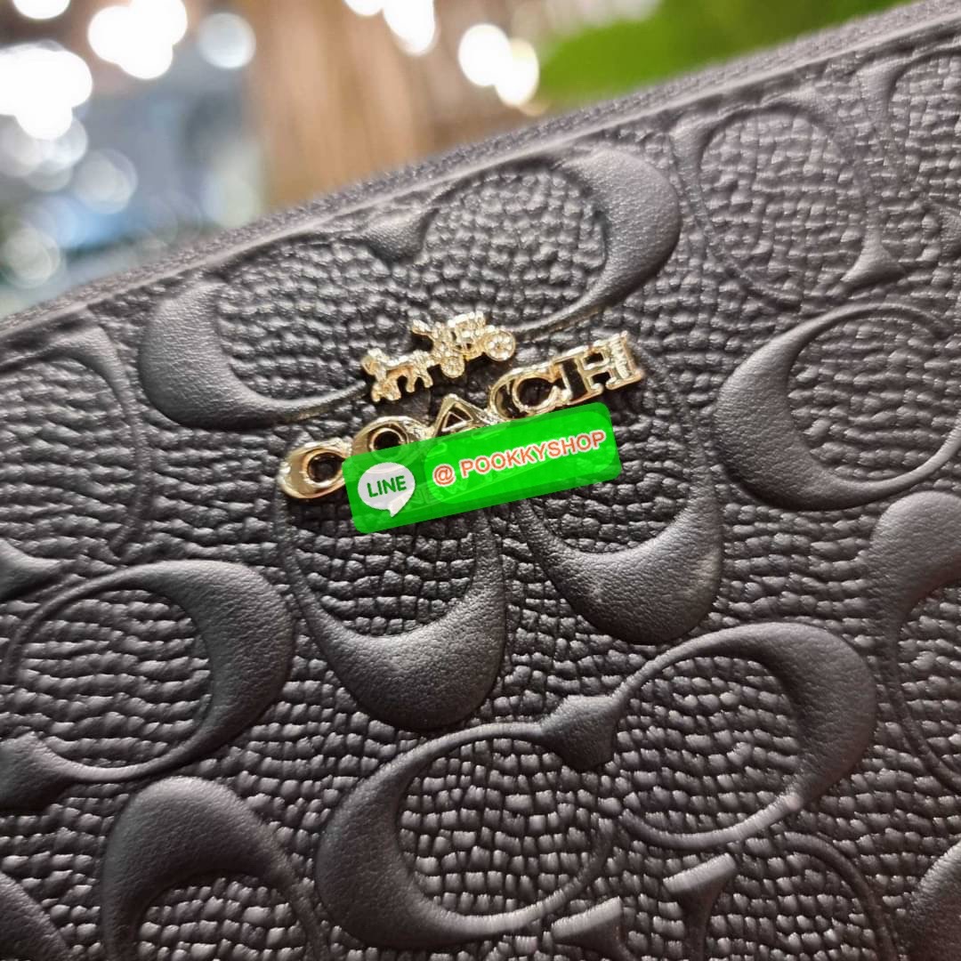 COACH C7360 LONG ZIP AROUND WALLET IN SIGNATURE LEATHER พร้อมเสิร์ฟความเลิศหรู ไม่ต้องรอพรีฯ ใหม่ล่าสุด กระเป๋าสตางค์ใบยาวกึ่งคล้องมือ สีคลาสสิค ขายดี ถือใช้คือขับผิวสุด!! วัสดุหนังแท้ปั๊มลายนูนสวยคม มาพร้อมสายคล้องมือ ถอดออกได้ ภายในใส่บัตรได้เยอะ มีช่อง