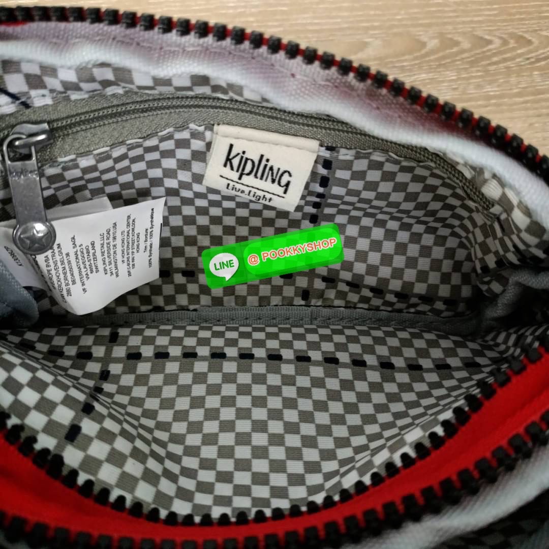 KIPLING Monkey program Seoul up clutch & sling bag รุ่น 2 ซิป (ขนาด 7 นิ้ว) กระเป๋าคล้องมือ หรือ สะพายข้าง ขนาดเล็ก วัสดุ Nylon & Polyester 100% ใช้งานได้ 2 รูปแบบ มีสายสลับเปลี่ยนได้ทั้งแบบคล้องมือ และ สะพายข้าง ตามโอกาสการใช้งาน