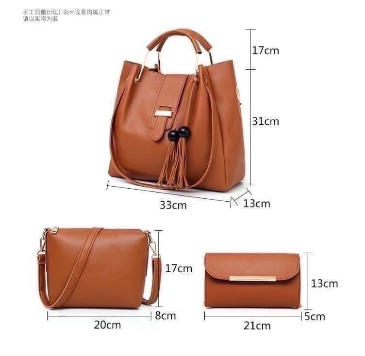 พร้อมส่ง PB626 (ผลิตใหม่งานดีกว่าเดิม) มาแล้วจ้า ครบสี รุ่นขายดีตลอดกาล งานเซตหรู ดูแพง ใบใหญ่ออกแบบสวยเข้ากับทุกชุด ตกแต่งพู่สวยงาม สายยาวติดกับตัวกระเป๋าถอด ไม่ได้ค่ะ ผลิตจากหนัง pu เกรดพรีเมี่ยม คุ้มมากได้ถึง 3 ใบ จัดเซตเข้ากั้นนนเข้ากัน สาวๆรีบจัดเลยจ